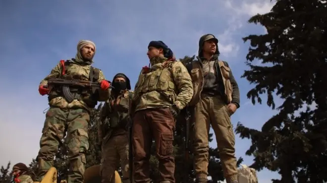 قوات سورية مدعومة من تركيا في بلدة المسطومة في أدلب