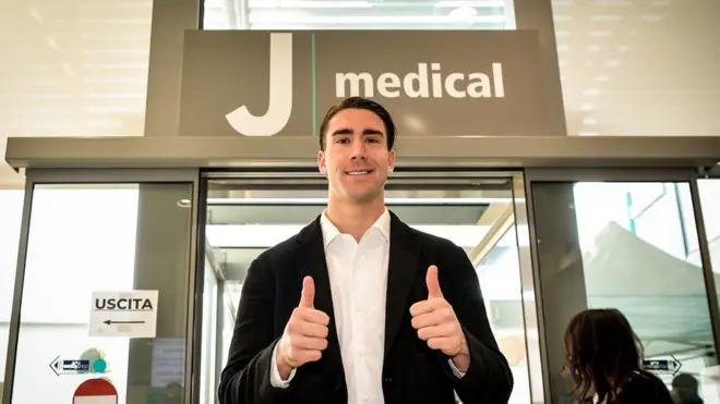 Vlahović u prostorijama Juventusa pred odlazak na medicinske preglede