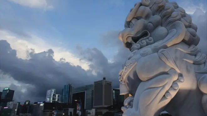 Гонконг был возвращен Китаю 20 лет назад, и с тех пор пользуется особым статусом в рамках модели "Одна страна - две системы".