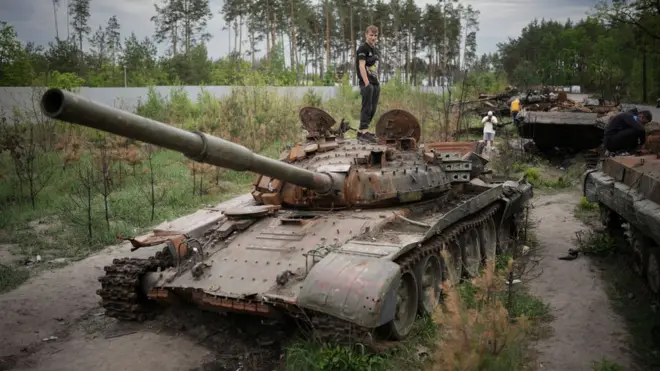 Một xe tăng Nga bị bỏ lại gần thành phố Irpin ở Ukraine