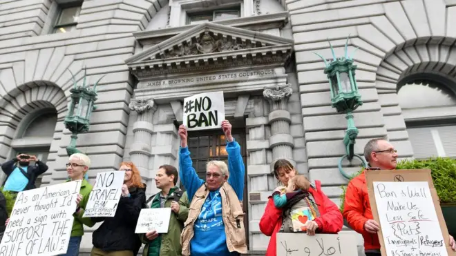 Yasak karşıtları, San Fransisco'daki mahkeme binasının önünde gösteri yaptı.