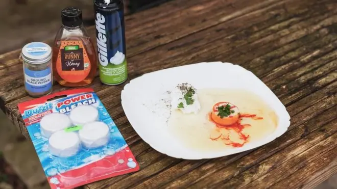 Pastillas para el inodoro son el ingrediente de este, a primera vista, muy apetecible entrante.