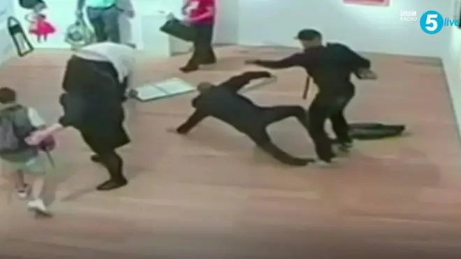 خارفيس وزملاؤه نفذوا عملية سطو وهمي في المعرض الوطني في لندن عام 2015 بُثت على موقع يوتيوب