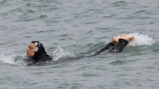 Haweenay asturan oo ku dabaalanaysa magaalada Marseille ee dalka Faransiiska