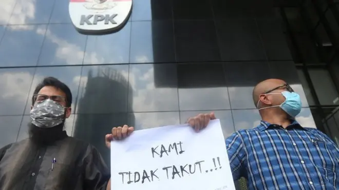 Aksi solidaritas pegawai KPK menanggapi dugaan penganiayaan penyelidik KPK, Kamis (07/02) di depan kantor KPK Jakarta.