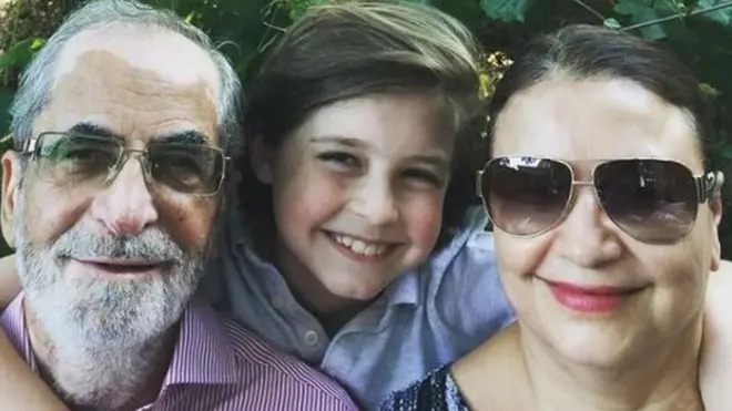 Kakek dan nenek Laurent, Hans Simons dan Fariba Simons adalah yang pertama kali melihat kelebihannya.