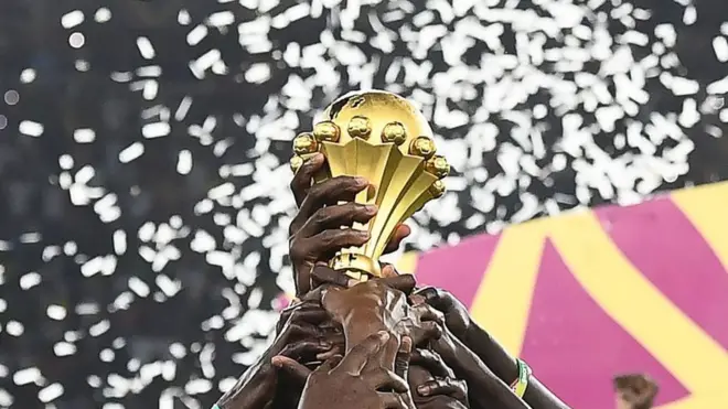 Le trophée de la Coupe d'Afrique des Nations est brandi