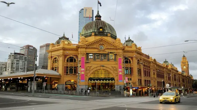 Stasiun kereta api Flinder St merupakan salah satu bangunan ikonik di Melbourne.