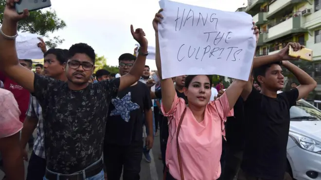 Telefon mesajlarıyla yayılan asılsız söylentiler nedeniyle yaşanan linç olaylarında suçsuz insanların ardarda ölümü bir çok protesto gösterisine yol açtı