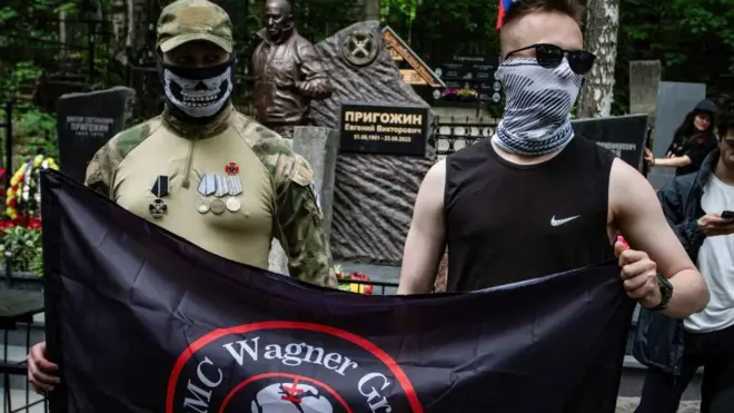 Pristalice Vagnera u poseti grobu bivšeg lidera Jevgenija Prigožina u Sankt Peterburgu, gde mu je u junu 2024. otkrivena statua