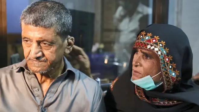 Picha: Karim Bakhsh (kushoto) akiwa na mmoja wa jamaa zake