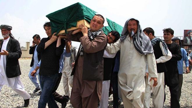 Afganos llevan el ataúd de una víctima durante una ceremonia fúnebre en Kabul, Afganistán, el 24 de julio de 2016, tras un ataque que se atribuyó Estado Islámico.