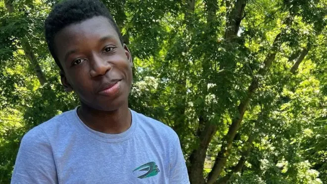 Familiares dijeron que Ralph Yarl, de 16 años, fue a tres casas cercanas antes de lograr que alguien lo ayudara.