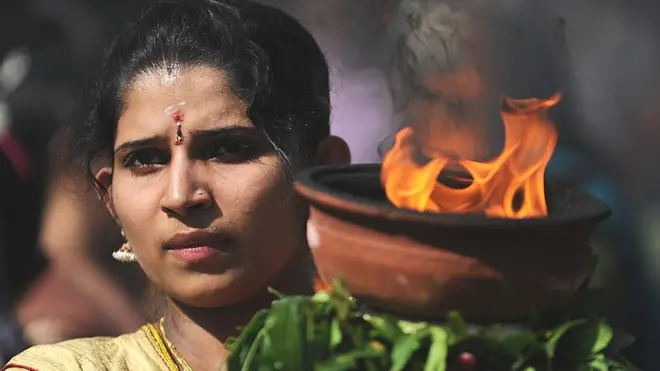 కొలంబోలో వేల్ హిందూయిజం పండుగలో పాల్గొన్న శ్రీలంక తమిళ హిందూ భక్తురాలు