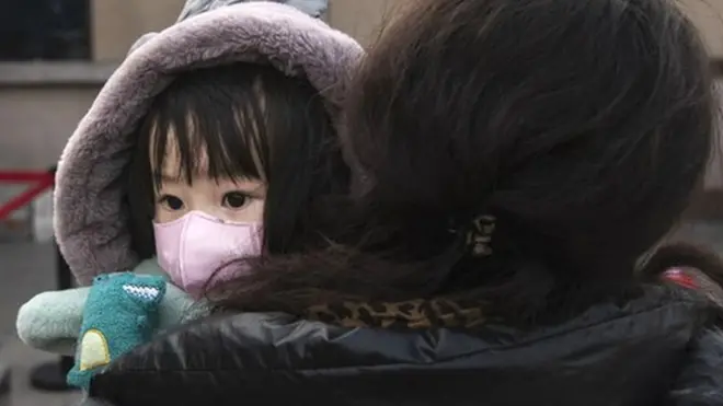 Девочка в маске