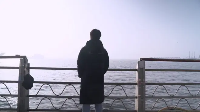 바다를 바라보는 임호균씨