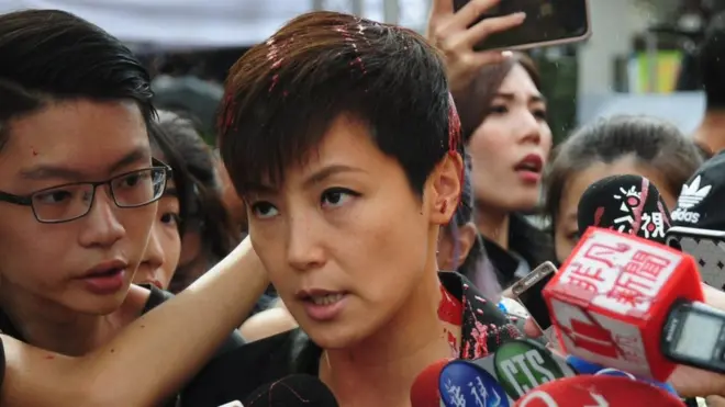 何韻詩出席遊行前接受媒體聯訪時，遭不明人士潑紅漆。