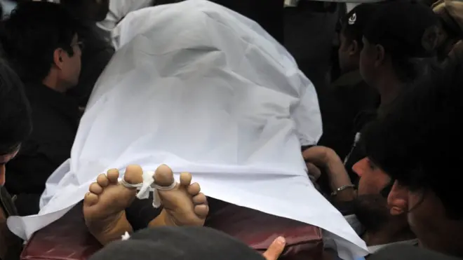 پولیس کے مطابق ملزم شہریار اپنی بھتیجی کائنات بی بی اور اس کے شوہر زربادشاہ کو قتل کرنے کے بعد ان کے ڈیڑھ سالہ بچے کو اغوا کرکے فرار ہو رہا تھا جب اس کو گرفتار کیا گیا۔ (فائل فوٹو)