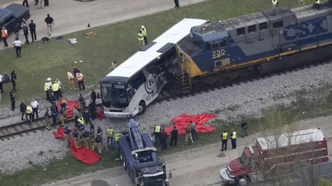 Столкновение поезда с автобусом в Миссисипи
