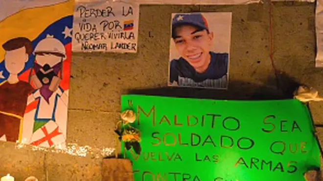 La oposición asegura que Neomar Lander murió por una lata de gas lacrimógeno disparada por la policía, pero el defensor del pueblo asegura que la causa fue un “explosivo de fabricación artesanal”.