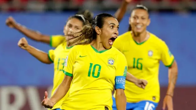 Marta rompió la marca del alemán Klose con un gol de penal.