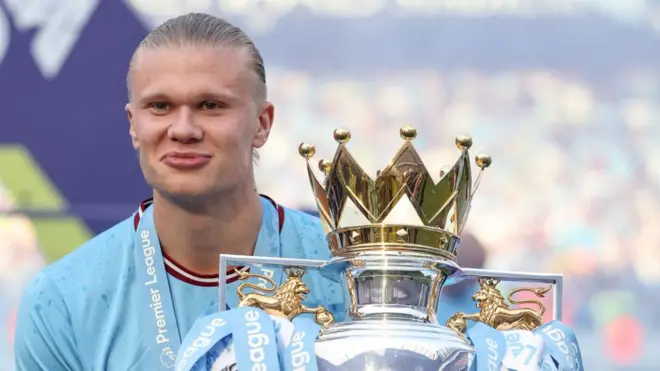 إيرلينغ هالاند حاملا كأس الدوري الإنجليزي الممتاز