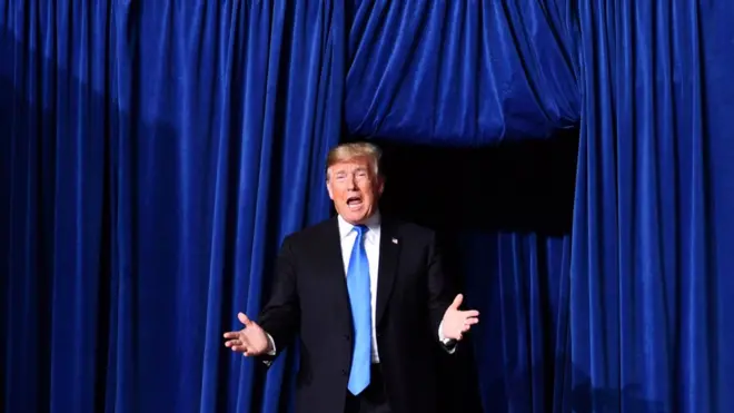 Синяя волна у Трампа за спиной