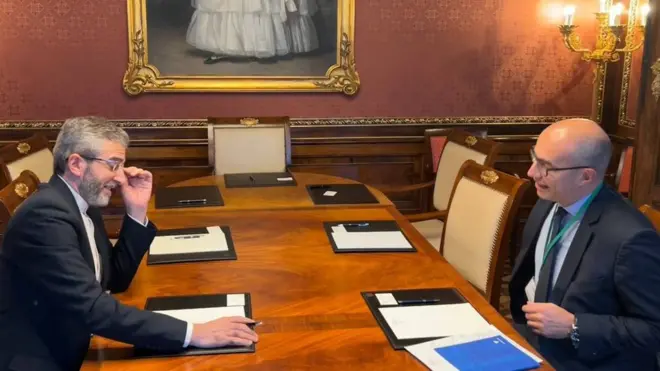 علی باقری کنی (نفر اول از چپ) پیش از شروع رسمی دور هشتم مذاکرات احیای برجام با نماینده فرانسه در مذاکرات ملاقات کرده است