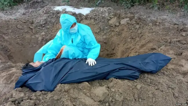 पीपीई किट पहने मां का शव दफ़नाती सोनी कुमारी