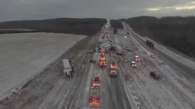 Около ста машин столкнулись в США: видео с дрона