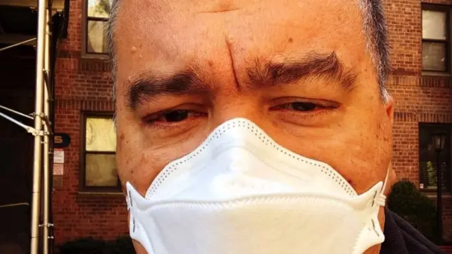 Anthony Almojera dengan masker.