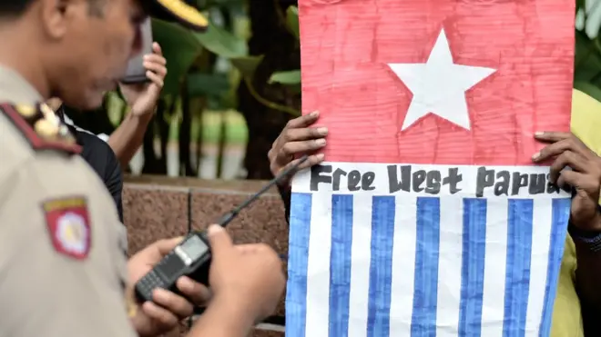 Aksi kelompok di Papua yang menginginkan Papua lepas dari Indonesia. Pemerintah di Jakarta menegaskan Papua adalah bagian yang sah dari Indonesia.