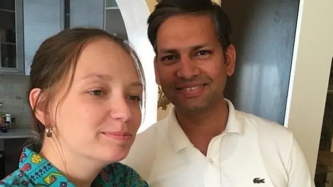 અભિષેક સિંહ તેમનાં પત્ની સાશા અને પુત્ર સાથે