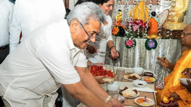 ගොටාභය රාජපක්ෂ භික්ෂුන් වහන්සේට දානය පිළිගන්වමින්