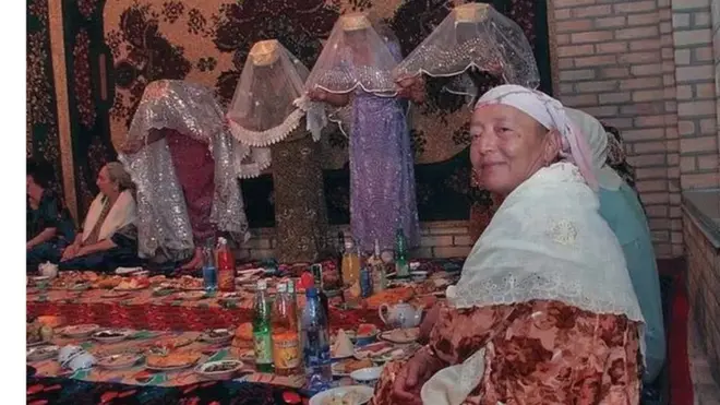 Кузатувчиларга кўра, янги қарор расмий никоҳдан ўтишни янада қийинлаштиради.