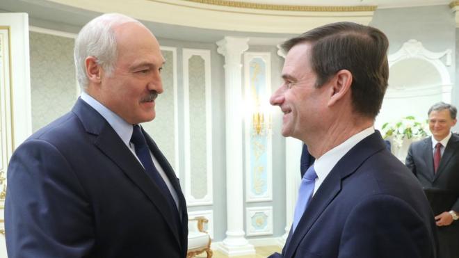 Александр Лукашенко приветствует замгоссекретаря США Дэвида Хэйла 17 сентября 2019 года