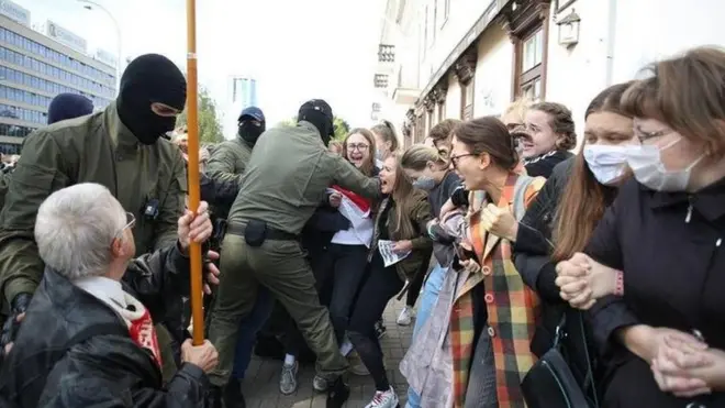 Тисячі жінок вийшли на марш у Мінську. Їх затримують силовики