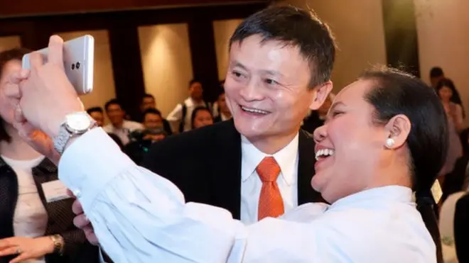 Jack Ma chụp hình selfie với vị khách Philippines trong một sự kiện tại Hong Kong hồi 2018
