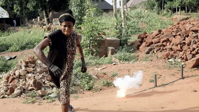 Ọ dịghị mfe ị bụ nwaanyị na-agba mkpọnala