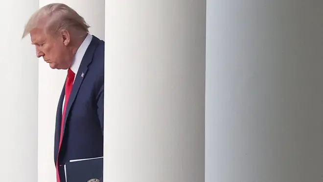 Donald Trump enfrenta crecientes críticas por su respuesta a la pandemia.