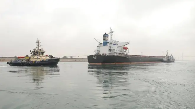 سفينتان في المجرى الملاحي لقناة السويس