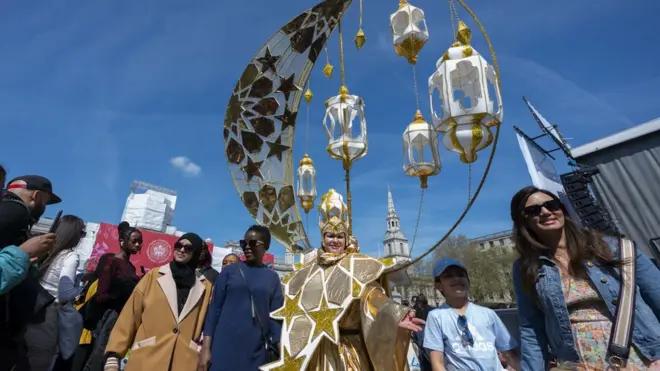 مسلمو لندن يحتفلون بعيد الفطر الماضي في ميدان الطرف الأغر وسط العاصمة