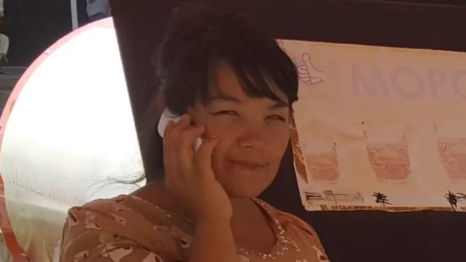 Мобил телефонда сўзлашаётган қиз