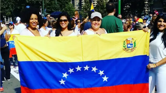 Edithribel Rosa (a la derecha) en una manifestación contra el gobierno de Venezuela en Milán.