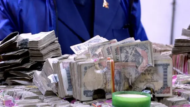 प्वाल पारिएका नोटहरु