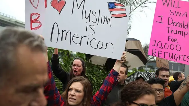 Las protestas continuaron en los aeropuertos estadounidenses durante la semana.
