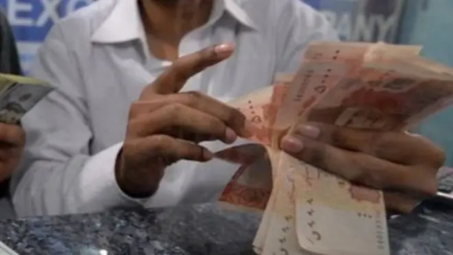 د پاکستانۍ روپۍ په مقابل کې د ډالر بیه نوره هم لوړېږي.