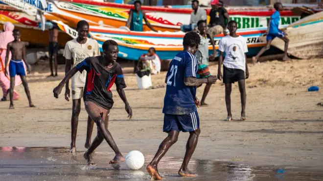 des enfants jouant au football à Dakar (Sénégal)