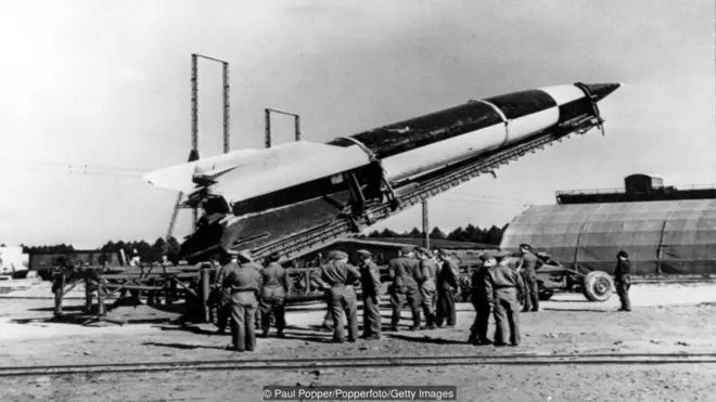 Vào 1944, Hitler tỏ ý nuối tiếc vì đã tính toán sai về tầm quan trọng của việc sử dụng tên lửa trong cuộc chiến