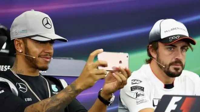 В ходе пресс-конференции после квалификации Гран-при Японии Льюис Хэмилтон много времени уделял своему телефону